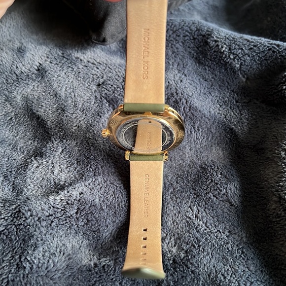 Michael Khors Watch - Picture 6 of 10